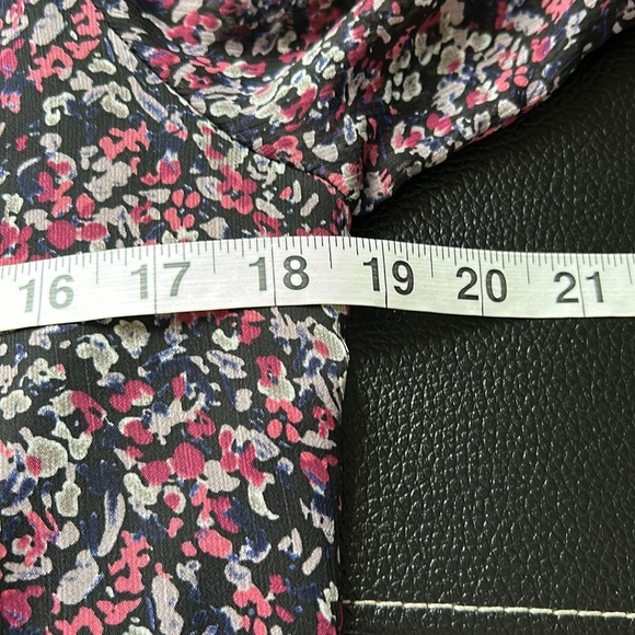 EVEREVE Scarlett Gathered Mock Neck Floral Keyhole Back Blouse Top Sz S - Picture 12 of 13